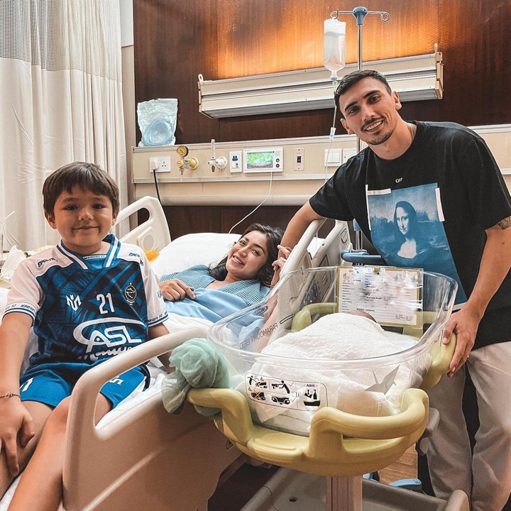 <p>Kelahiran anak kedua Jessica Iskandar ini turut disambut dengan suka cita oleh anak pertamanya, El Barack. Jessica mengunggah momen pertama El Barack foto bersama adiknya. (Foto: Instagram @inijedar)</p>