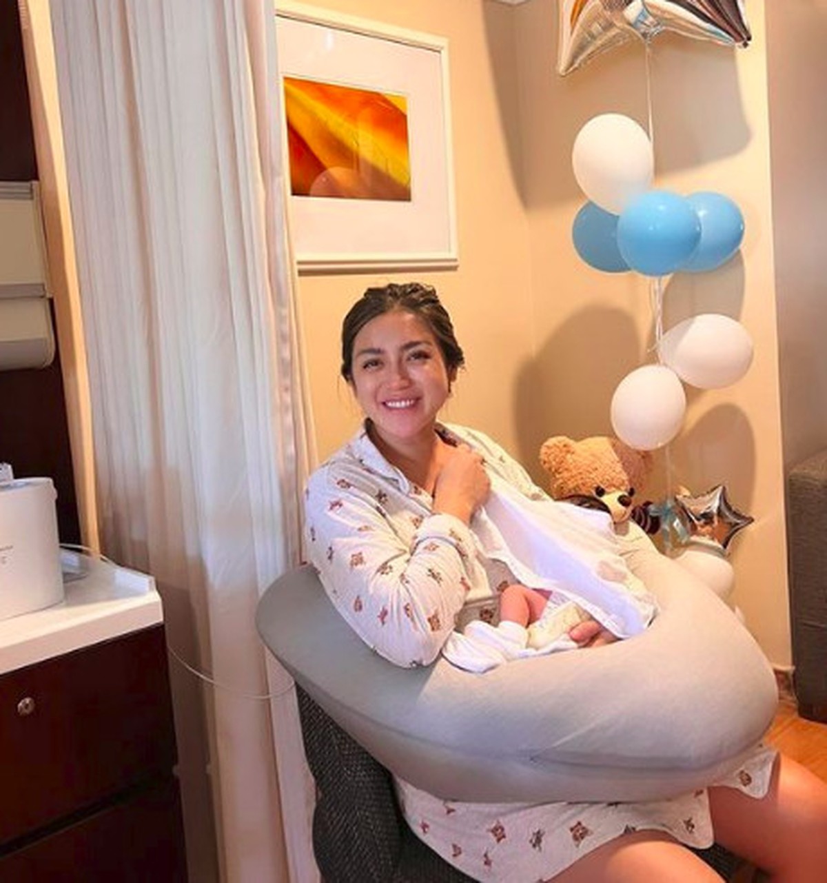 Senyum Jessica Iskandar saat menyusui&period;