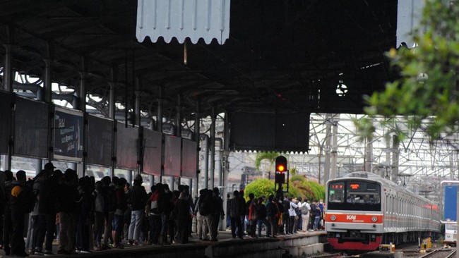 Sejumlah penumpang menunggu kedatangan KRL Commuter Line di Stasiun Bogor, Jawa Barat, Senin (9/5/2022). VP Corporate Secretary KAI Commuter Anne Purba menyatakan jumlah penumpang KRL Commuter Line di Stasiun Bogor pada hari pertama kerja setelah lib
