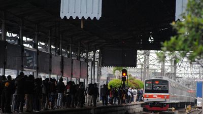 Sejumlah penumpang menunggu kedatangan KRL Commuter Line di Stasiun Bogor, Jawa Barat, Senin (9/5/2022). VP Corporate Secretary KAI Commuter Anne Purba menyatakan jumlah penumpang KRL Commuter Line di