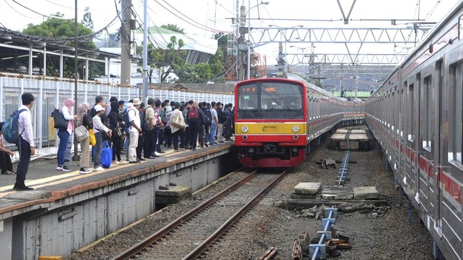 Jadwal perjalanan KRL Commuter Line Bogor di seluruh stasiun pemberhentian berubah mulai besok, Rabu (1/11).