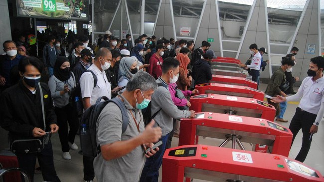 PT Kereta Commuter Indonesia (KCI) menghentikan pembayaran tarif commuterline atau KRL menggunakan LinkAja mulai 16 Januari 2023 mendatang.