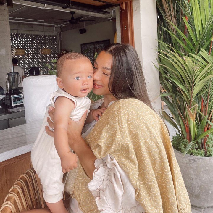 <p>Jennifer Bachdim tengah menikmati peran sebagai Bunda tiga anak. Ia baru saja melahirkan anak ketiga bernama Kiyoji pada 1 Maret 2021 lalu. (Foto: Instagram @kiyojikaynenbachdim)</p>