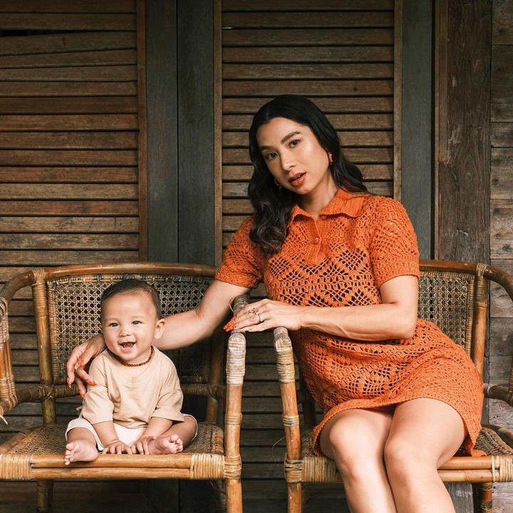 <p>Ketika melakukan sesi pemotretan bersama sang Bunda, Kiyoji juga tampak menggemaskan, nih. (Foto: Instagram @kiyojikaynenbachdim)</p>