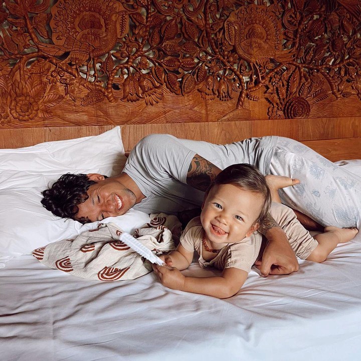 <p>Kiyoji juga sangat akrab dengan sang Ayah, Irfan Bachdim. Momen <em>bonding</em> mereka bikin meleleh siapa saja yang melihatnya. (Foto: Instagram @kiyojikaynenbachdim)</p>