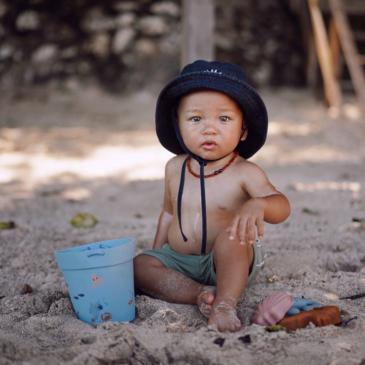 <p>Meski baru satu tahun, Kiyoji sudah menunjukkan bakat sebagai model, nih. Ia selalu terlihat photogenic di setiap foto yang diunggah oleh ibunda. (Foto: Instagram @kiyojikaynenbachdim)</p>