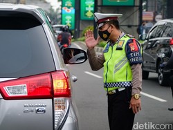 Polisi Tilang Manual di 14 Titik Gage Jakarta yang Belum Tercakup E-TLE