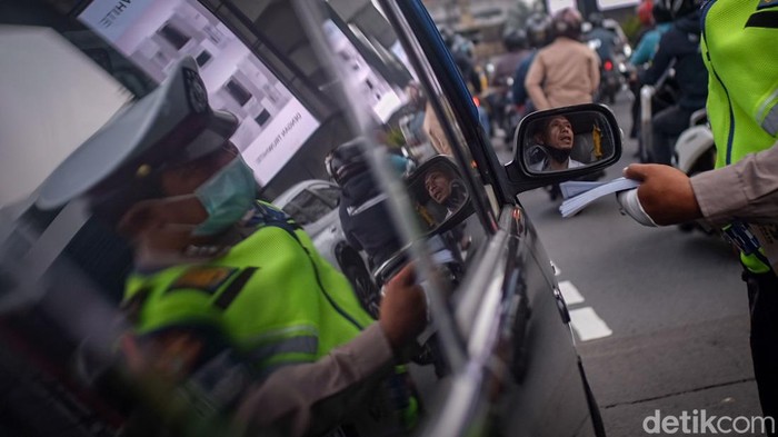 Jangan Panik, Ini Aturan yang Harus Dipahami Ketika Beauties Kena Tilang Manual dan Dapat Slip Biru!