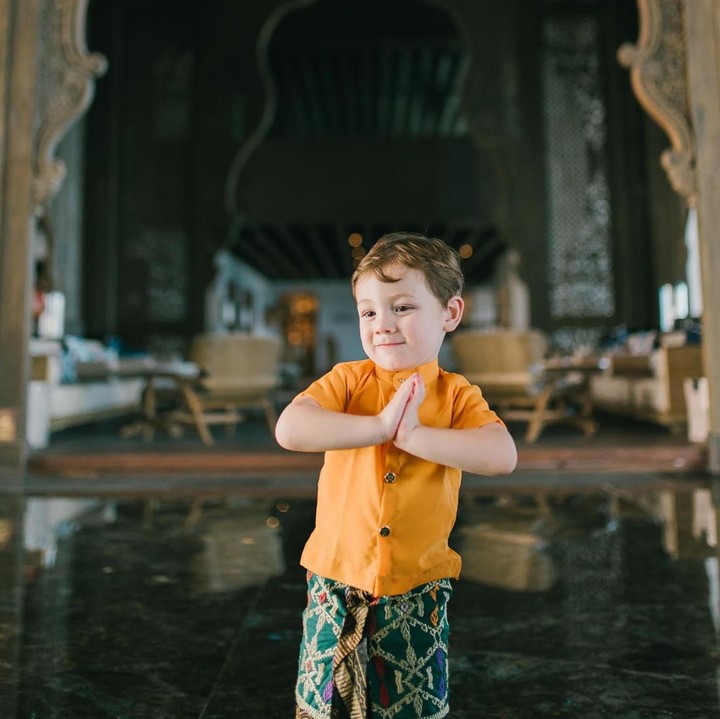 <p>Gaya menggemaskan Lucio juga membuat netizen gemas lantaran begitu pandai berpose saat foto. Salah satunya saat Lucio liburan di Bali bersama Bunda dan kakak-kakaknya. (Foto: dok. Instagram @celine_evangelista)</p>