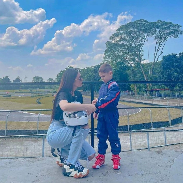 <p>Di unggahan terbaru Celine, Lucio tampak mulai aktif menjajal kegiatan baru dengan bermain go kart. "Diajarin main di Sirkuit dari kecil. Biar Gede nanti gak Gampang kena tikung," tulis Celine sebagai keterangan fotonya. (Foto: dok. Instagram @celine_evangelista)</p>
