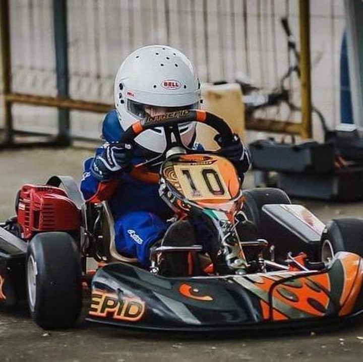 <p>Di salah satu foto, Lucio tampak serius mengendarai go kart dan tak lupa ia mengenakan pakaian lengkap dan aman saat latihan balapan di sirkuit. "<em>Little driver grow up</em> (emoji mobil balap) Lucio," begitu bunyi keterangan foto tersebut. (Foto: dok. Instagram @celine_evangelista)</p>