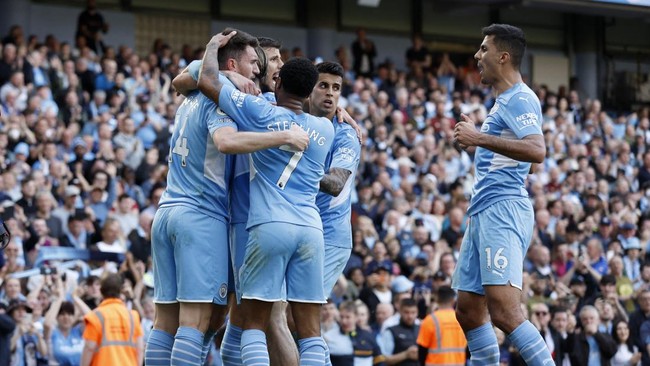 Jelang pekan terakhir Liga Inggris, Premier League mengumumkan bahwa trofi asli Liga Inggris akan ada di Stadion Etihad dan trofi replika ada di Anfield.