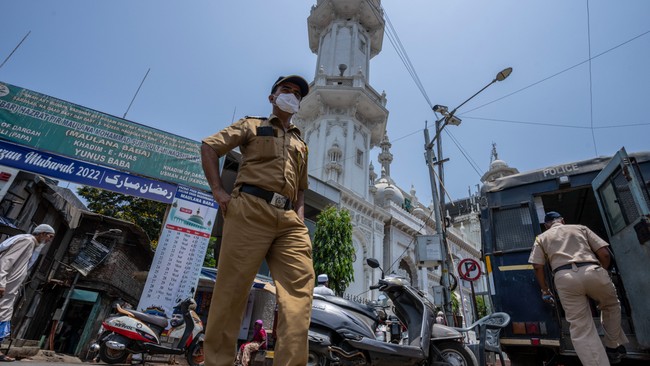 Polisi India menahan dua pelaku pemenggalan seorang penjahit beragama Hindu diduga karena mendukung pernyataan menghina Nabi.