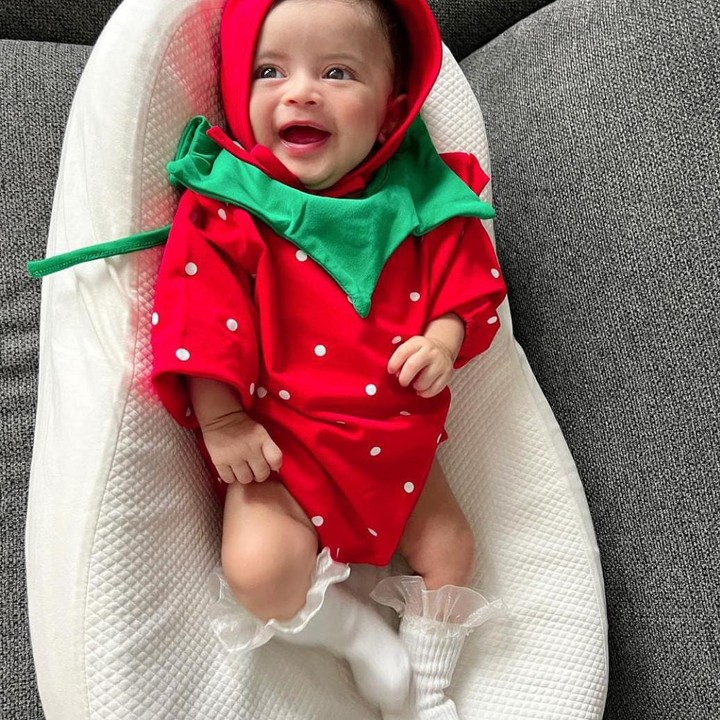<p>Mengenakan kostum buah strawberry, dengan senyumnya yang lebar dan matanya yang indah, membuat Baby Guzel semakin terlihat menggemaskan, ya Bunda. (Foto: Instagram @Marginw)</p>