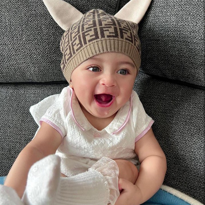 <p>Mengenakan topi dengan hiasan telinga, membuat Baby Guzel semakin terlihat lucu dengan tawanya, ya Bunda. (Foto: Instagram @Marginw)</p>