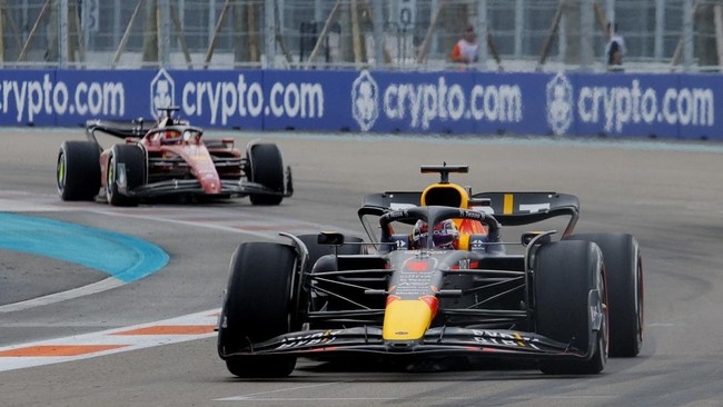 Pembalap Ferrari Charles Leclerc berhasil meraih kemenangan di F1 GP Austria 2022 usai mengalahkan Max Verstappen, Minggu (10/7).