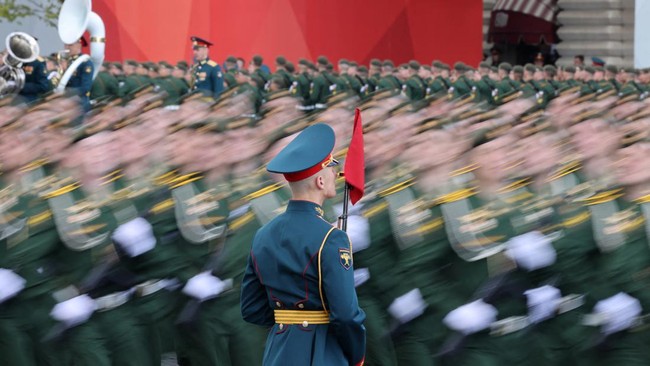 FOTO: Lesu Parade Militer Hari Kemenangan Rusia Tanpa Deru Jet Tempur