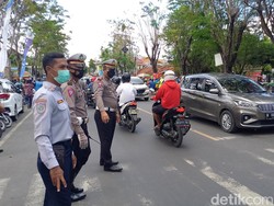 Ribuan Orang Serbu Pantai Camplong Saat Lebaran Ketupat, Lalin Padat 3 Km