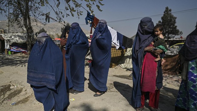 Taliban mengeluarkan peraturan terbaru yang menyebut perempuan di Afghanistan tak boleh bersuara bahkan saat sedang salat dan membaca Al Quran.
