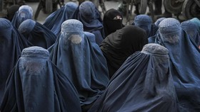 FOTO: Potret Perempuan Afghanistan Usai Taliban Wajibkan Burkak