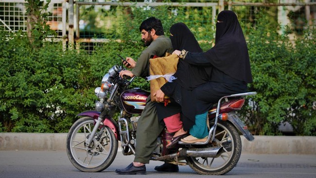Taliban melarang perempuan di distrik Baghlan dan Takhar di Afghanistan ikut merayakan Lebaran.