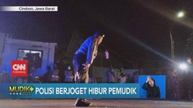 VIDEO: Polisi Berjoget Hibur Pemudik