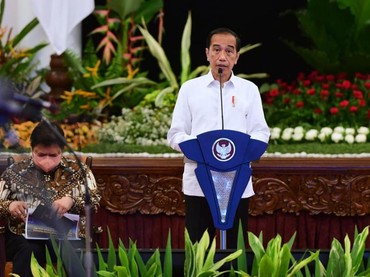 Jokowi Izinkan Warga Tak Pakai Masker di Ruangan Terbuka