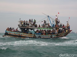Snapshots: Serunya Rebutan Sesaji Tradisi Lomban di Laut Jepara
