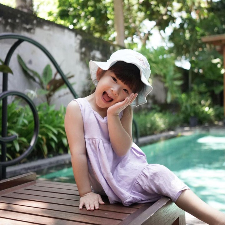<p>Meski masih balita, Vechia berhasil menarik perhatian publik, nih. (Foto: Instagram @frandaaa87)<br /><br /><br /></p>