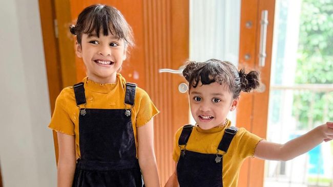 Yalangoch qizlar va UAZ