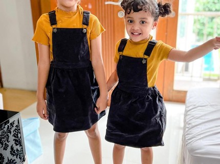 7 Potret Kedua Anak Perempuan Shireen Sungkar dan Teuku Wisnu, Kayak Kembar Bun