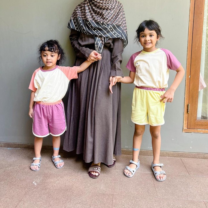 <p>Hawwa dan Shafiyyah juga memiliki paras yang cantik dan manis seperti Bundanya nih. (Foto: Instagram @shireensungkar)<br /><br /><br /></p>