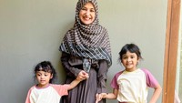 <p>Hawwa dan Shafiyyah juga memiliki paras yang cantik dan manis seperti Bundanya nih. (Foto: Instagram @shireensungkar)<br /><br /><br /></p>