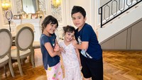 <p>Dari tiga bersaudara, Shafiyyah sendiri memang jarang tersorot kamera. Meski begitu, ia dan kakak-kakaknya tetap kompak seperti anak-anak pada umumnya. (Foto: Instagram @shireensungkar)<br /><br /><br /></p>