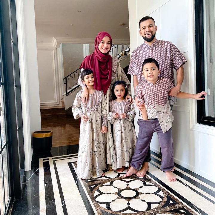 <p>Setelah menikah, Shireen Sungkar dan Teuku Wisnu dikaruniai tiga anak. Anak pertama laki-laki bernama Adam, anak kedua dan ketiga berjenis kelamin perempuan bernama Cut Hawwa Medina Alfatih dan Cut Shafiyyah Mecca Alfatih.(Foto: Instagram @shireensungkar)<br /><br /><br /></p>