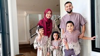 <p>Setelah menikah, Shireen Sungkar dan Teuku Wisnu dikaruniai tiga anak. Anak pertama laki-laki bernama Adam, anak kedua dan ketiga berjenis kelamin perempuan bernama Cut Hawwa Medina Alfatih dan Cut Shafiyyah Mecca Alfatih.(Foto: Instagram @shireensungkar)<br /><br /><br /></p>