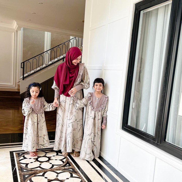 <p>Dengan jarak usia terpaut dua tahun, kakak beradik ini kerap terlihat seperti anak kembar, lho. (Foto: Instagram @shireensungkar)<br /><br /><br /></p>