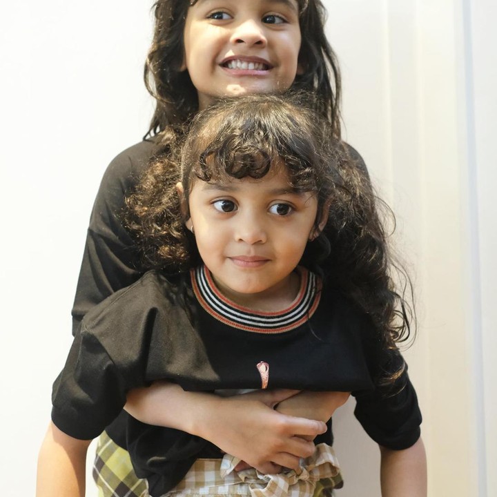 <p>Hawwa dan Shafiyyah terpaut usia yang tak begitu jauh, Bunda. Hawwa kelahiran 2016 sedangkan sang adik pada 2018. (Foto: Instagram @shireensungkar)<br /><br /><br /></p>
