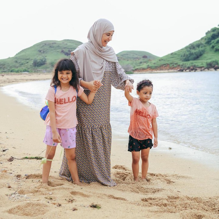 <p>Dalam potret yang dibagikan Shireen di media sosial Instagramnya, Hawwa dan Shafiyyah selalu kompak bersama, lho. (Foto: Instagram @shireensungkar)<br /><br /><br /></p>