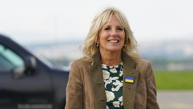 First lady Jill Biden hugs Olena Zelenska, spouse of Ukrainian's President Volodymyr Zelenskyy, outside of School 6, a public school that has taken in displaced students in Uzhhorod, Ukraine, Sunday, May 8, 2022. (AP Photo/Susan Walsh, Pool)