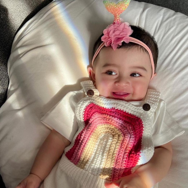 <p>Sering mengenakan hiasan rambut yang cukup unik. Misalnya seperti potret yang satu ini, dengan senyum manisnya Baby Guzel terlihat sangat menawan mengenakan bandana mermaid, ya Bunda. (Foto: Instagram @Marginw)</p>