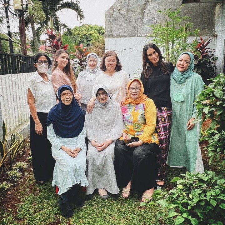 <p>Di hari kemenangan tersebut, Bunda dan anak ini memakai sarung sebagai bawahan pakaian hari raya. (Foto: Instagram @evacelia dan @sophia_latjuba88)<br /><br /><br /></p>
