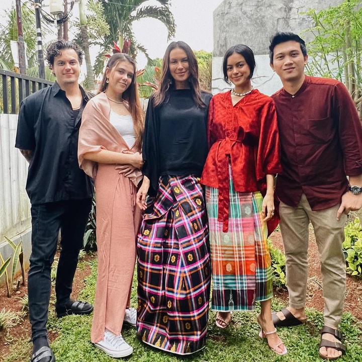 <p>Seperti masyarakat pada umumnya, artis Sophia Latjuba juga bagikan potret kumpul bersama keluarga saat Lebaran nih, Bunda. (Foto: Instagram @evacelia dan @sophia_latjuba88)<br /><br /><br /></p>