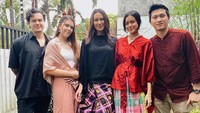 Curi Perhatian! 7 Potret Sophia Latjuba & Eva Celia Lebaran Pakai Baju Adat Bugis