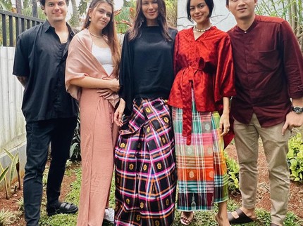 Curi Perhatian! 7 Potret Sophia Latjuba & Eva Celia Lebaran Pakai Baju Adat Bugis