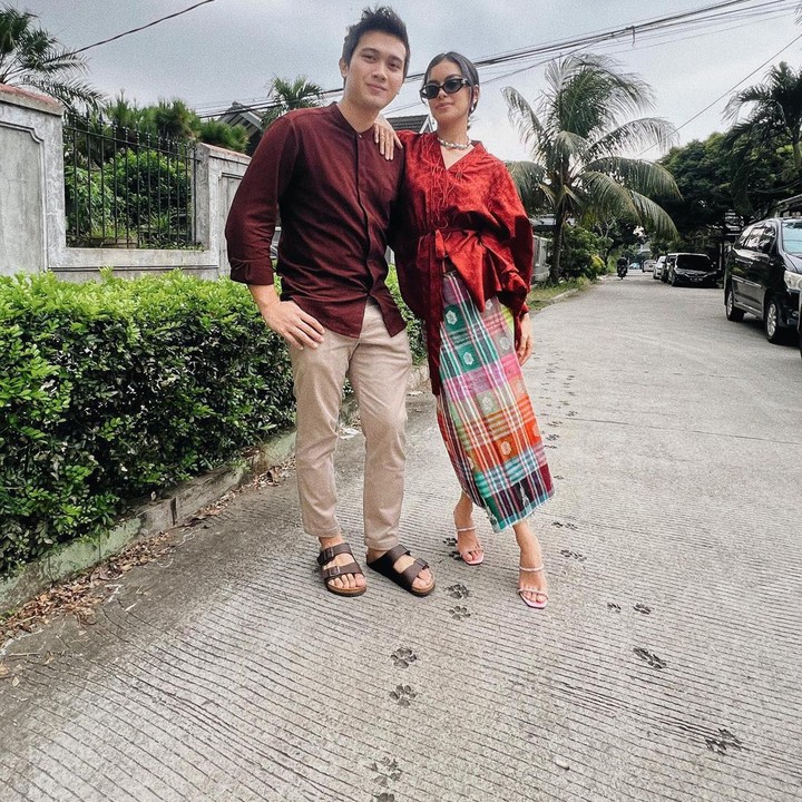 <p>Bagi Sophia dan Eva, keduanya menarik perhatian publik karena outfit yang mereka kenakan, Bunda. (Foto: Instagram @evacelia dan @sophia_latjuba88)<br /><br /><br /></p>