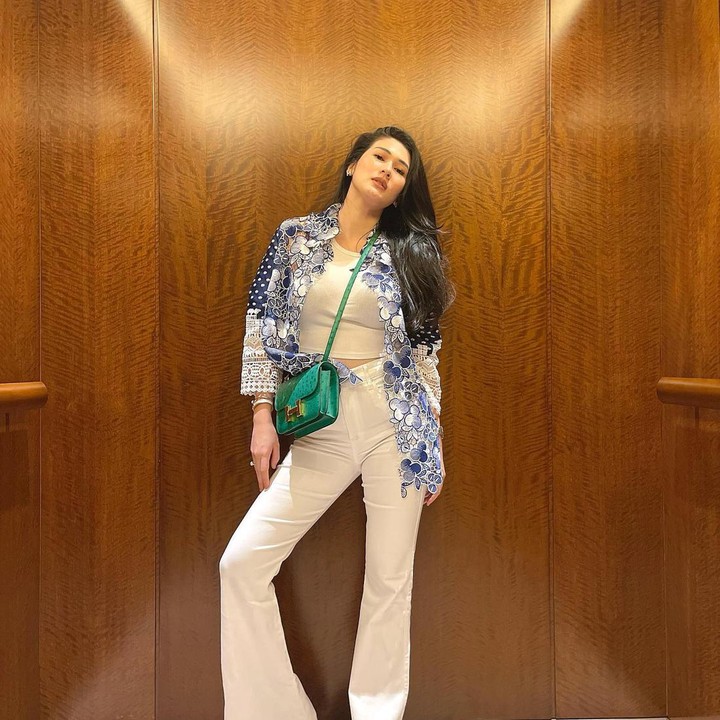 <p>"Dulu aku berbeda dengan suamiku. Tidak pernah ada paksaan kami berdua saling menghargai walau pada saat itu kami berbeda," tulis Stevie Agnecya. (Foto: Instagram @steviagnecya)<br /><br /><br /></p>