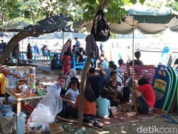 Gempa M 4,6 Guncang Pangandaran dan Santainya Wisatawan di Pantai