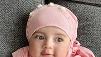 <p>Tak hanya cantik, Si Kecil yang akrab dengan panggilan Baby Guzel ini juga memiliki senyum manis dan mata yang indah, ya Bunda. (Foto: Instagram @Marginw)</p>