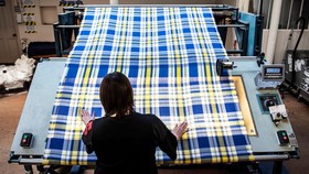 FOTO: Menenun Tartan Ukraina, 'Menenun' Dana untuk Korban Perang